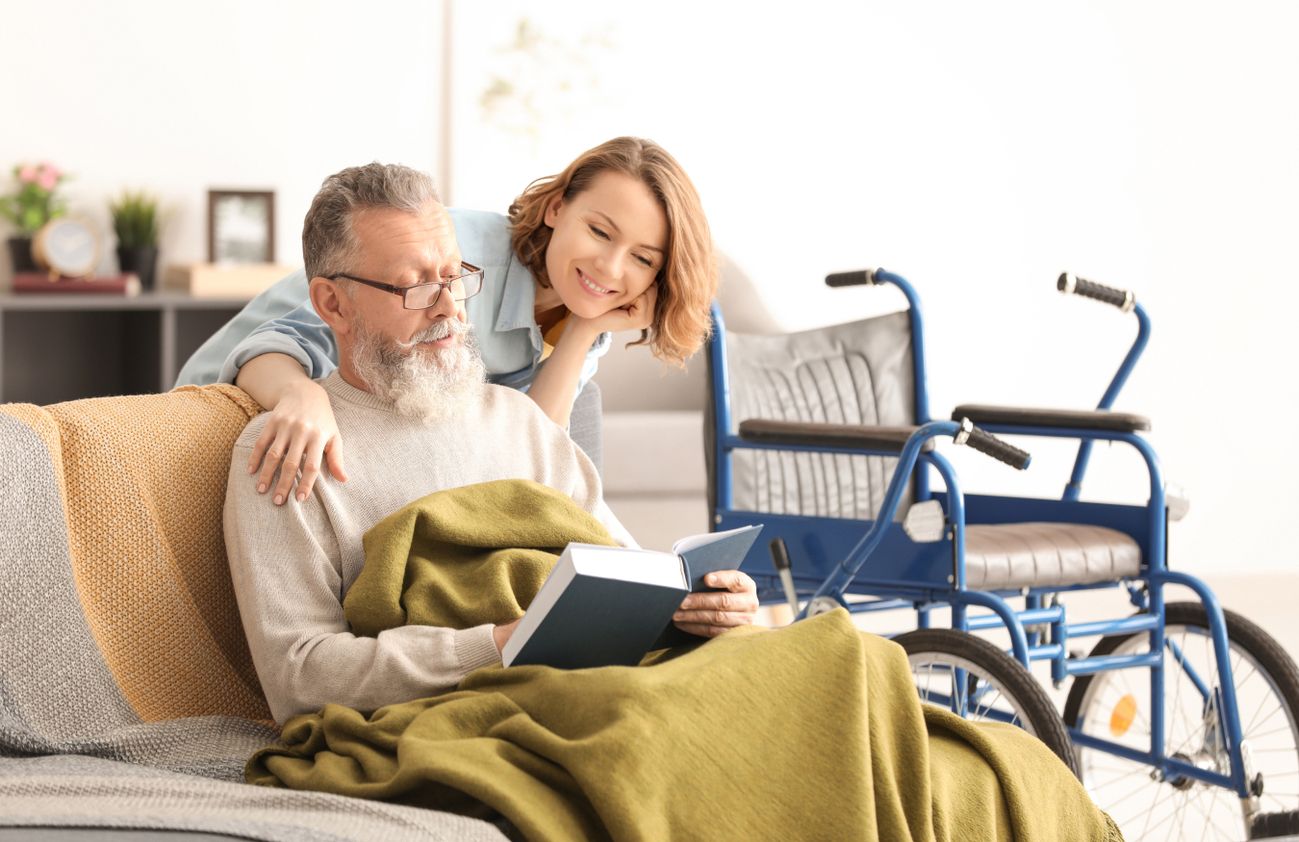 Eine Frau und ein älterer Mann schauen sich ein Buch an
