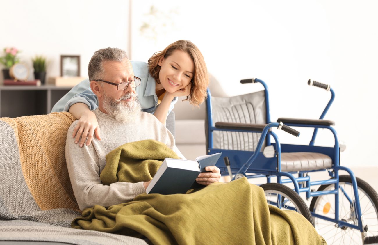 Eine Frau und ein älterer Mann schauen sich ein Buch an